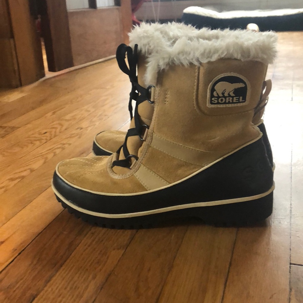 Like new women’s Sorel snow boots.